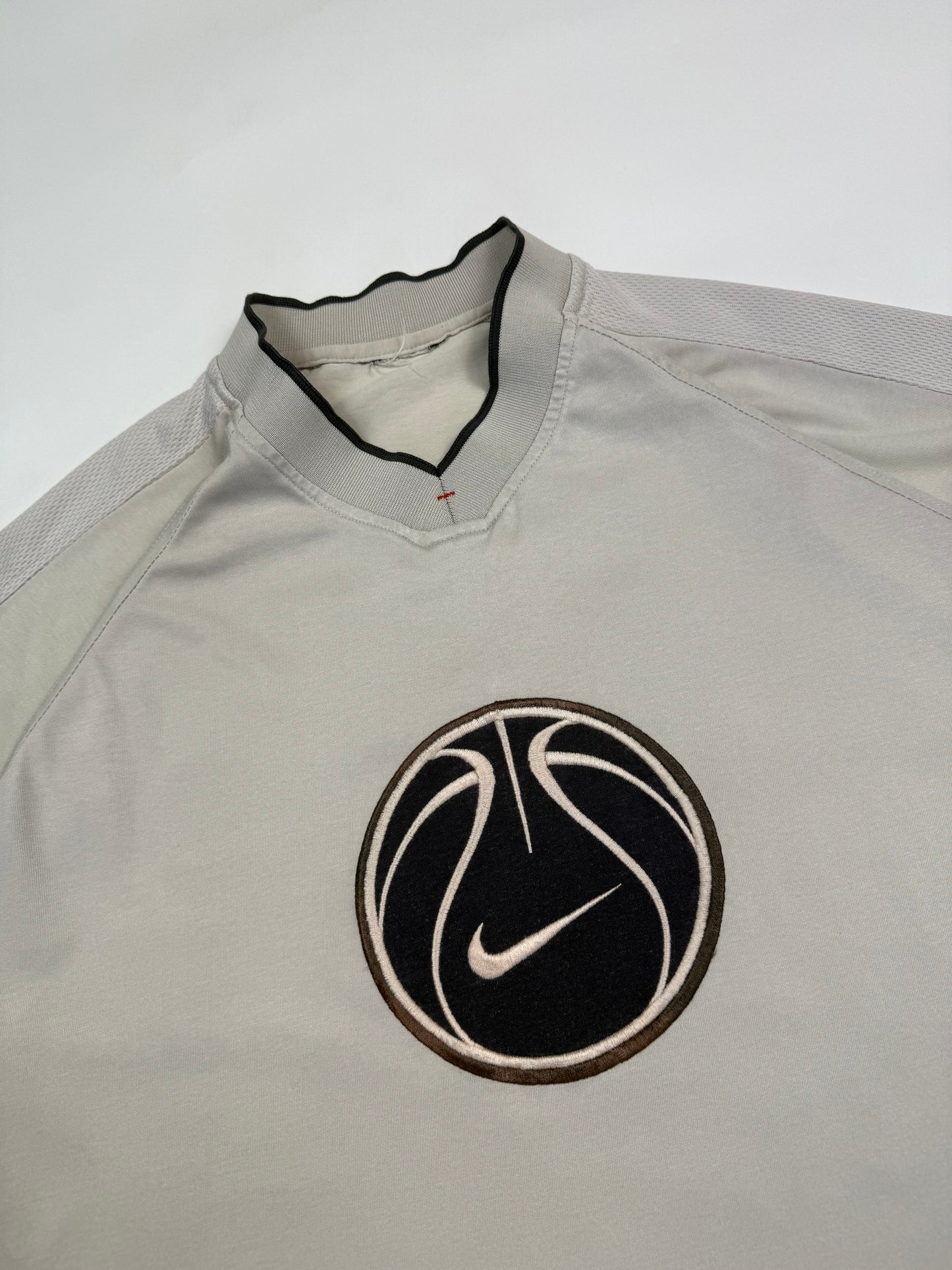 Vintage 90s Nike basketball centre logo tee (M)
