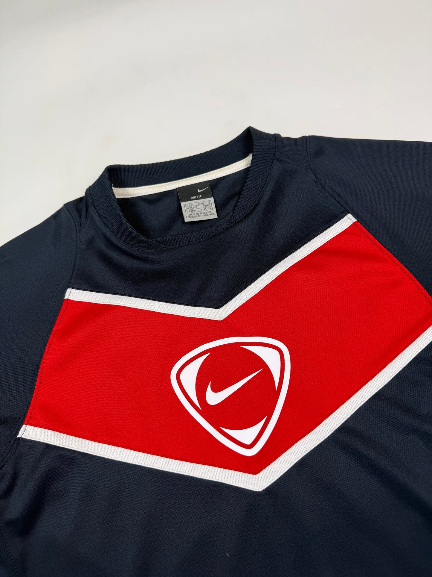 Vintage Nike shield football tee (S)
