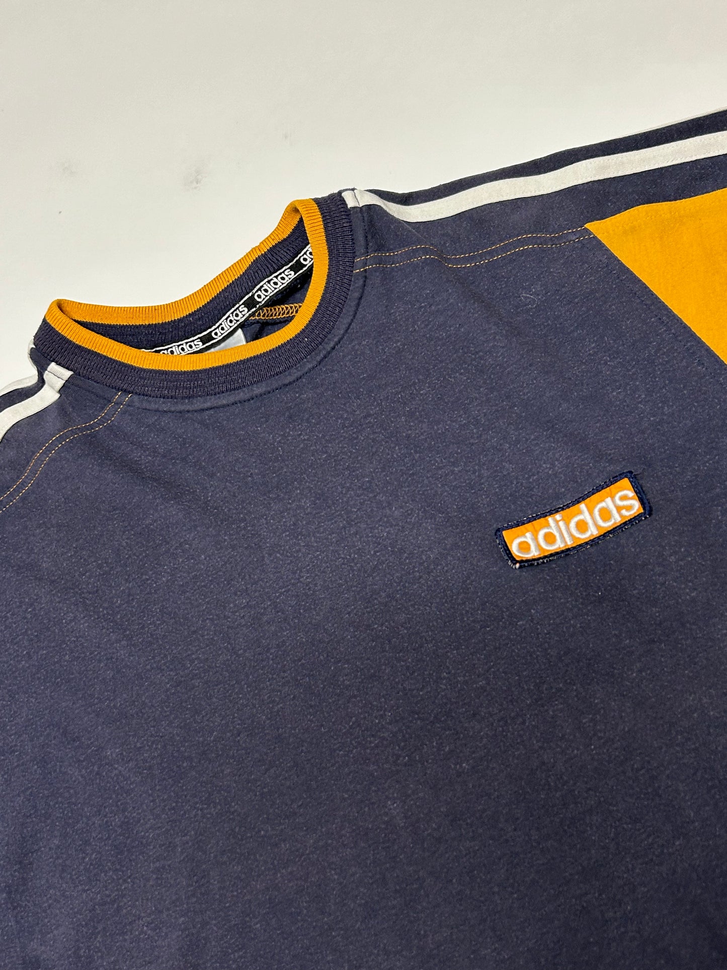 Vintage 90s Adidas tee (M)