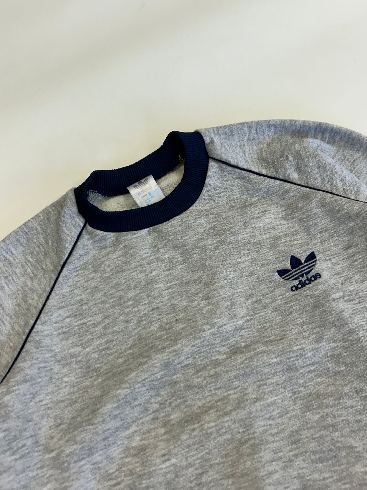 Vintage 90s Adidas originals small logo sweatshirt (M)
