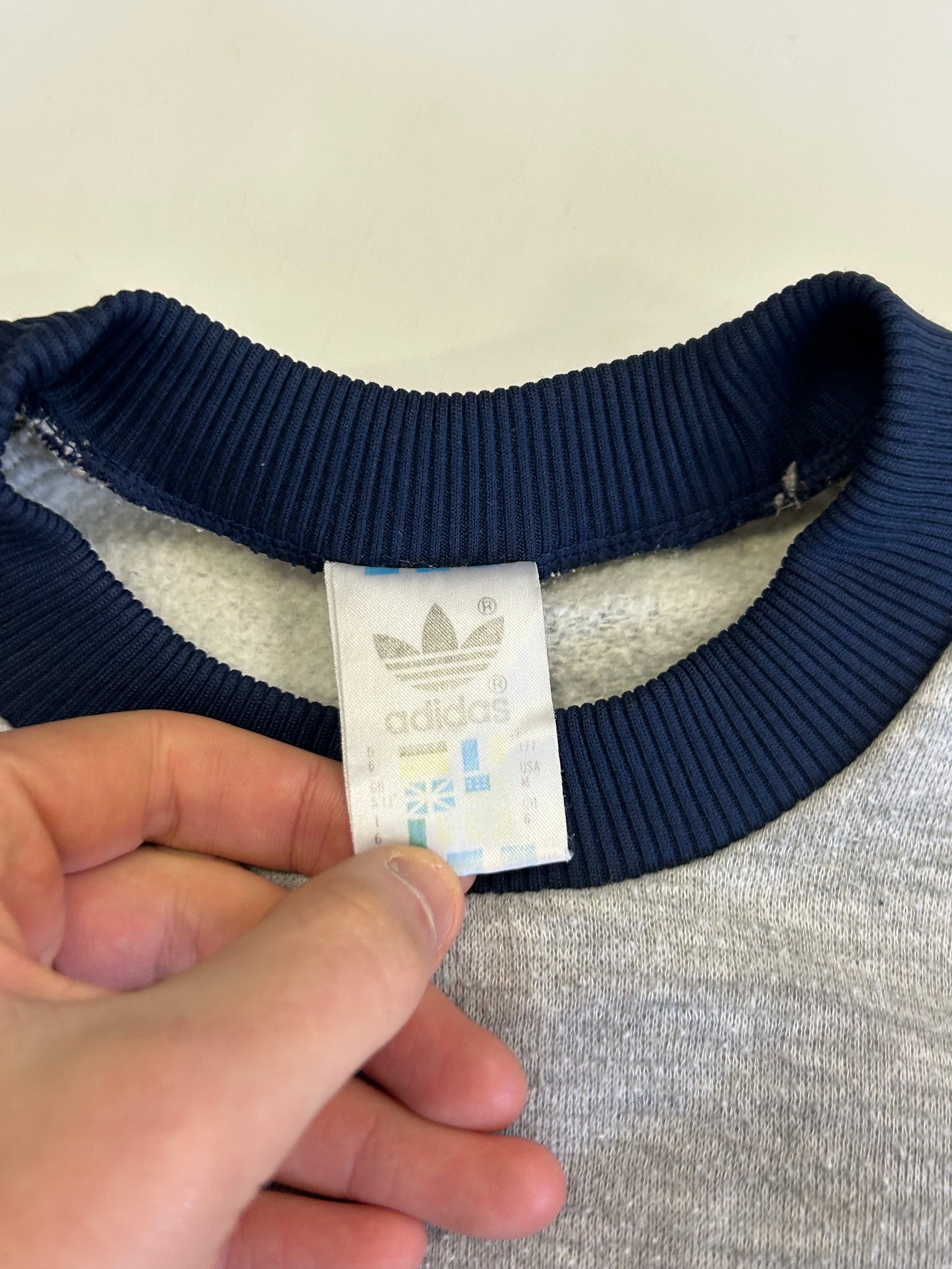 Vintage 90s Adidas originals small logo sweatshirt (M)