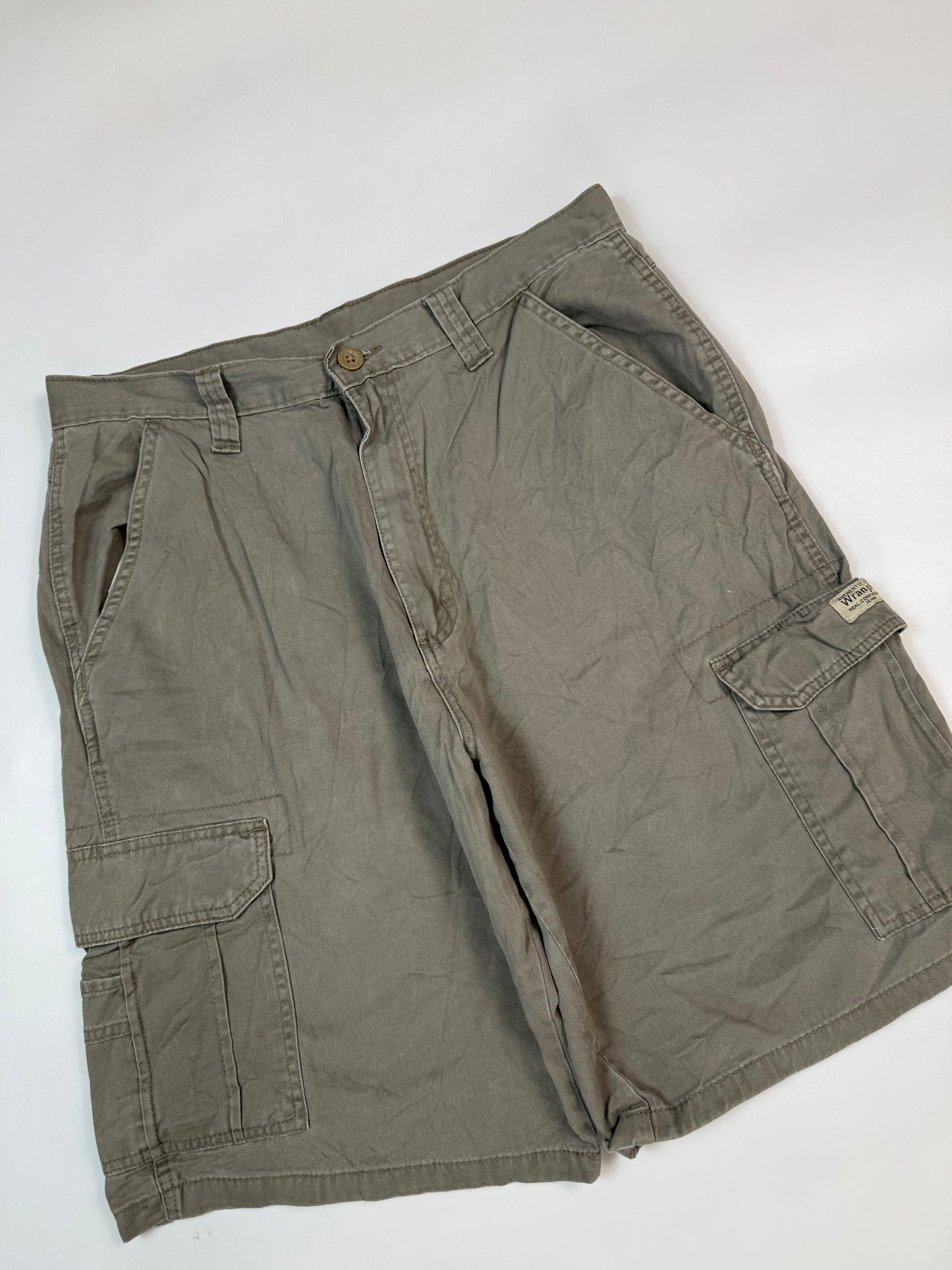 Vintage Wrangler baggy cargo shorts (W33)