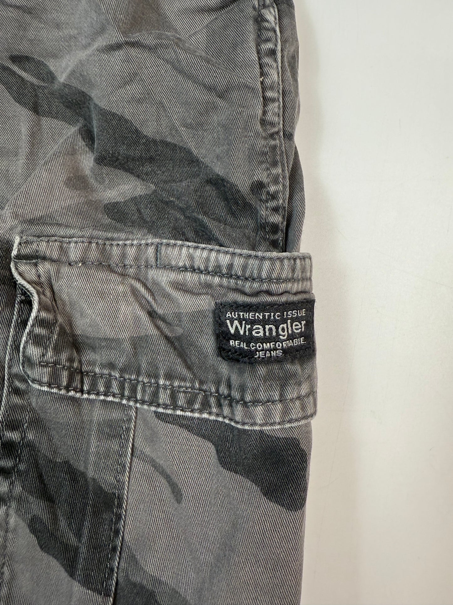 Vintage Wrangler baggy camouflage cargo shorts (W36)
