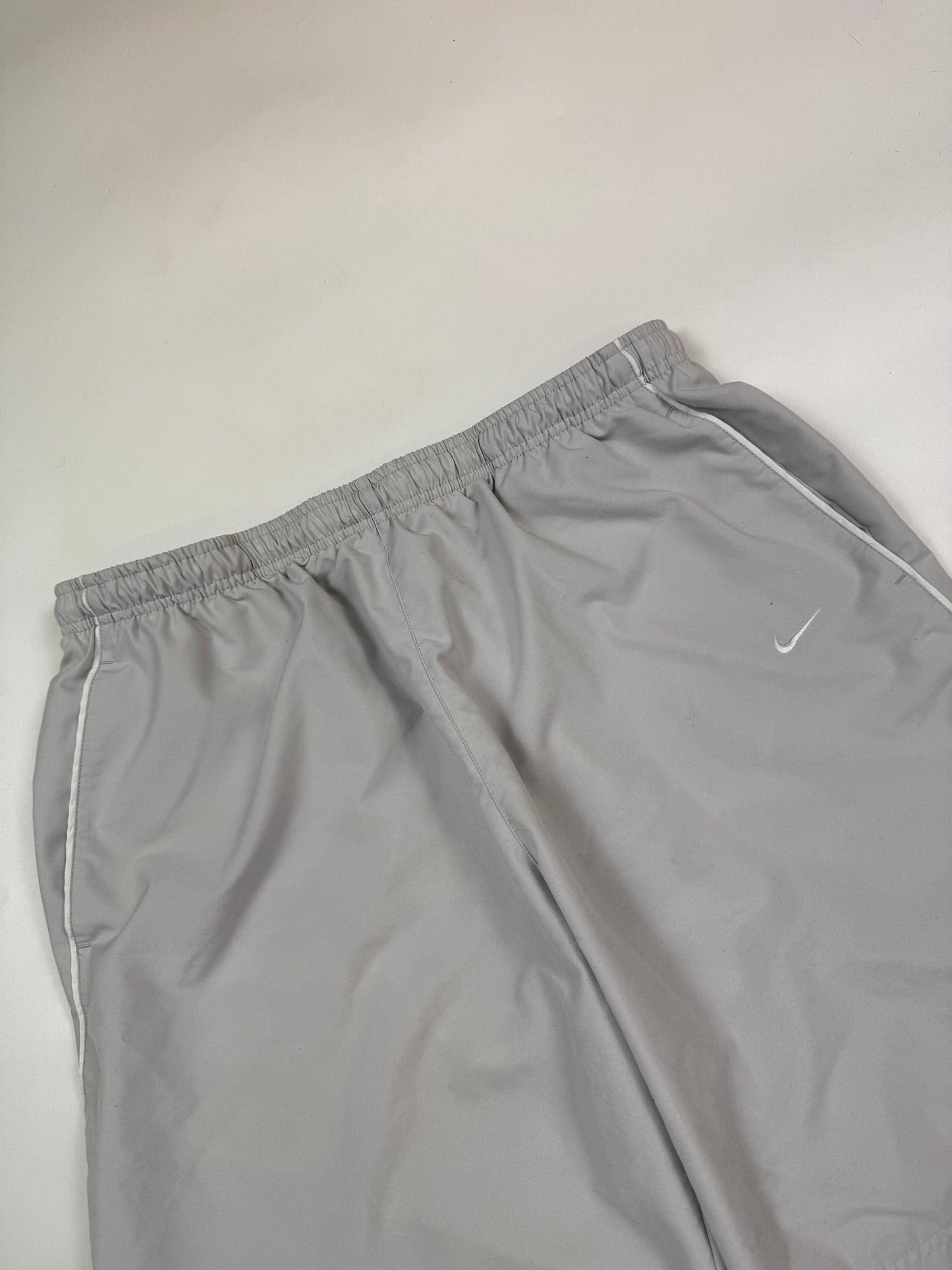 Vintage Nike mini swoosh baggy sport shorts (XL)