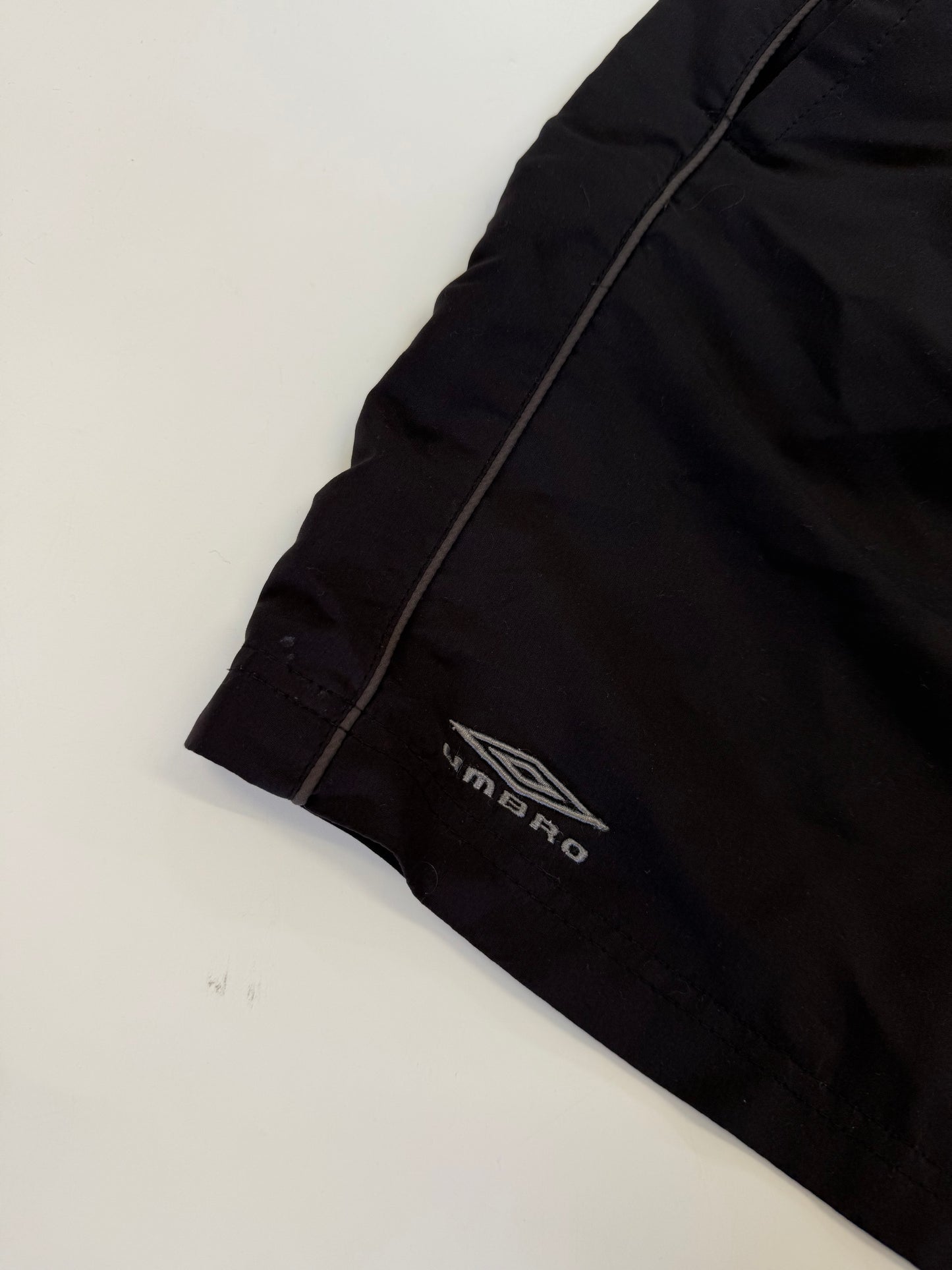 Vintage Umbro spell out sport shorts (M)