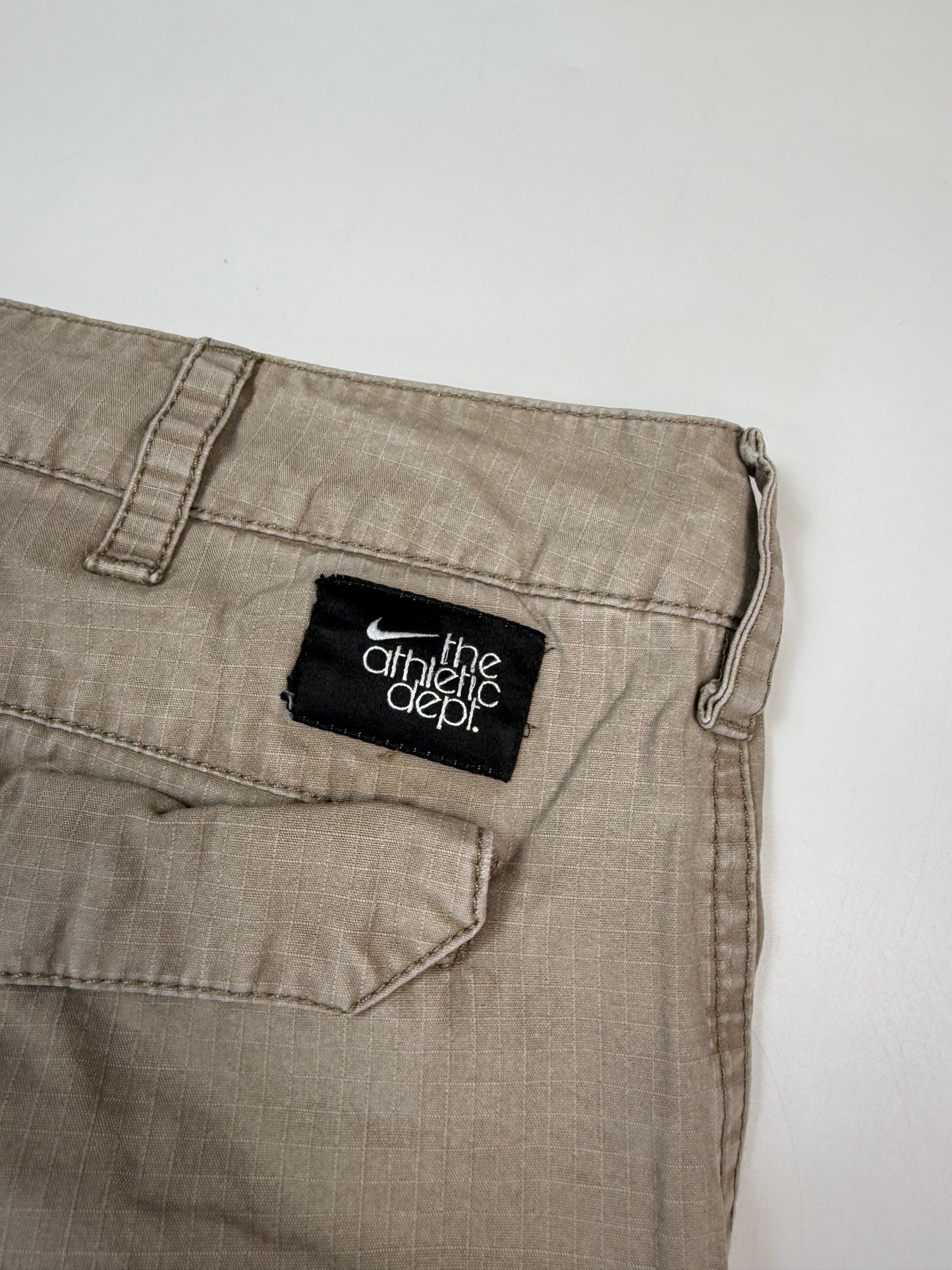 Vintage Nike athletic dept baggy cargo shorts (M)