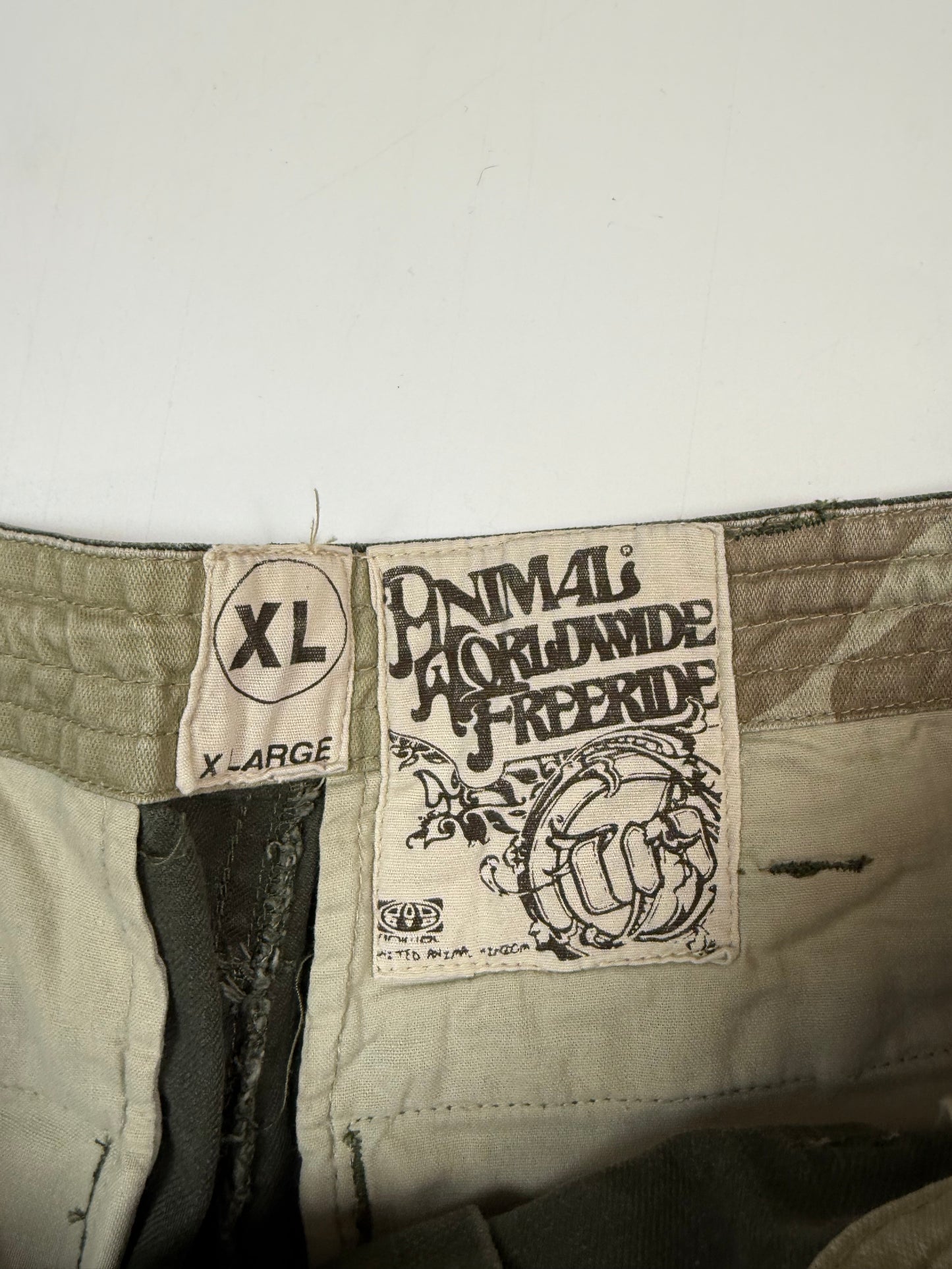 Vintage Animal baggy cargo shorts (XL)