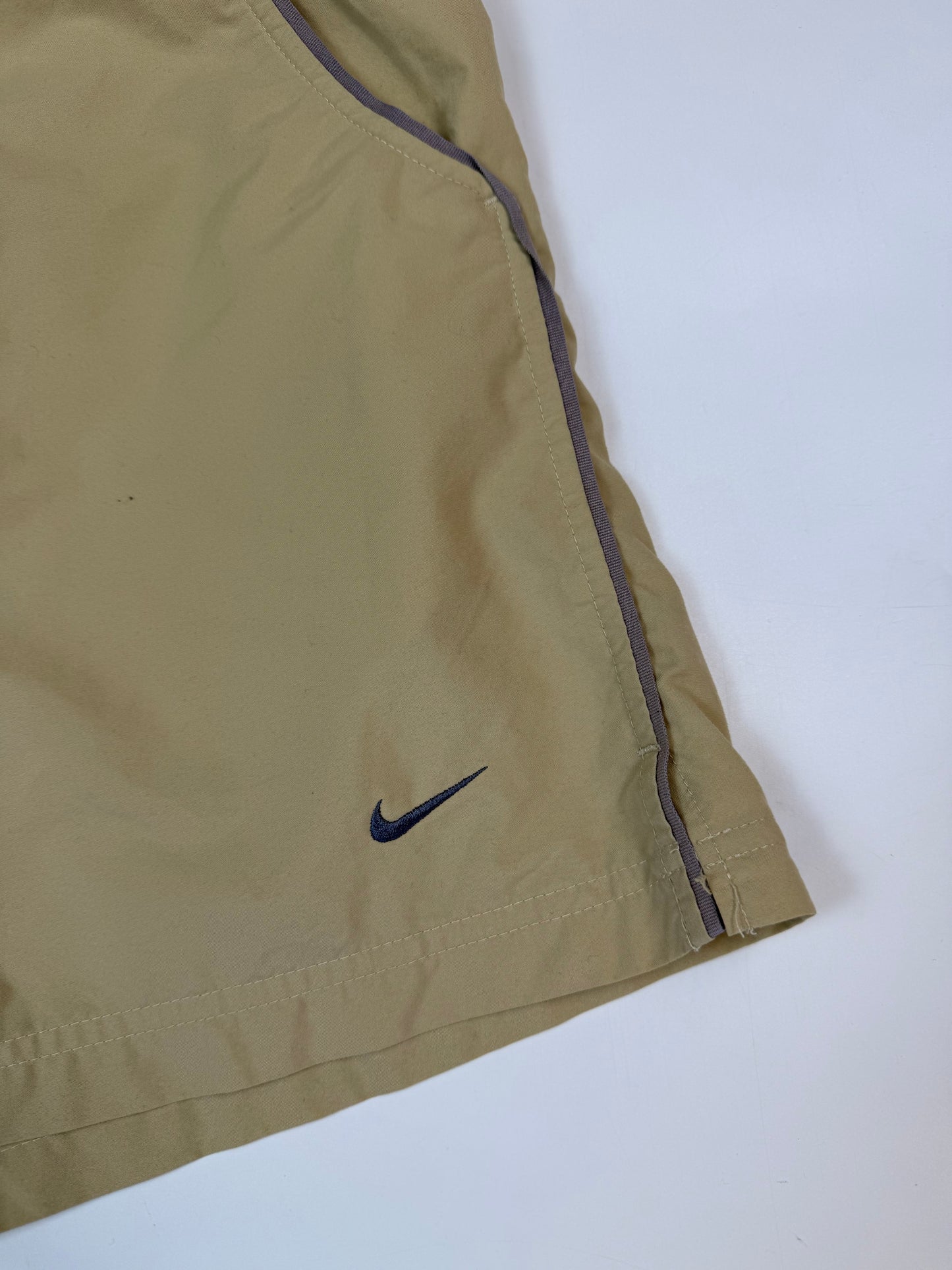 Vintage Nike mini swoosh sport shorts (M)