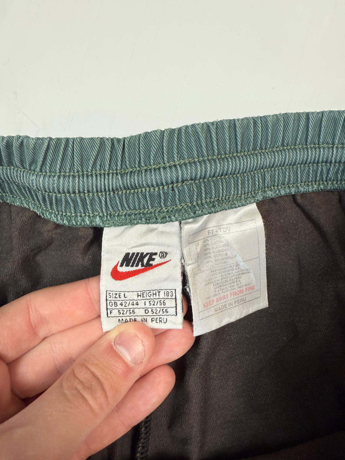 Vintage 90s Nike mini swoosh baggy sweat shorts (L)