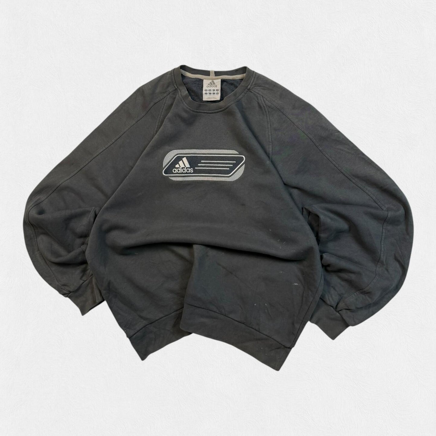 Vintage Y2K Adidas centre logo sweatshirt (M)