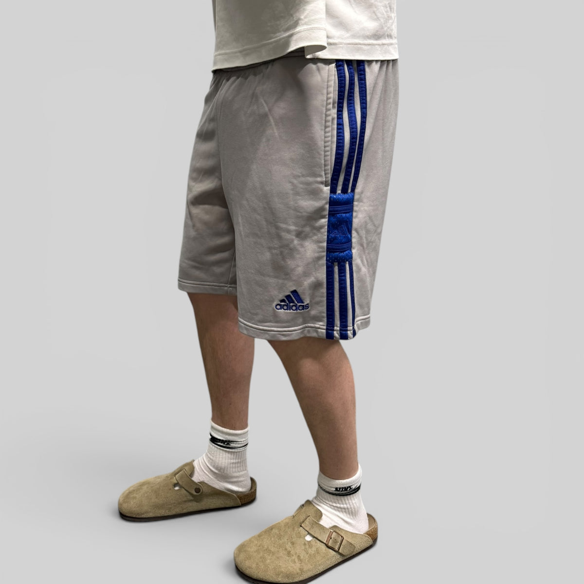 Vintage Adidas side stripe shorts (L)
