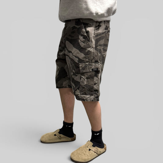 Wrangler camouflage baggy cargo shorts (W34)