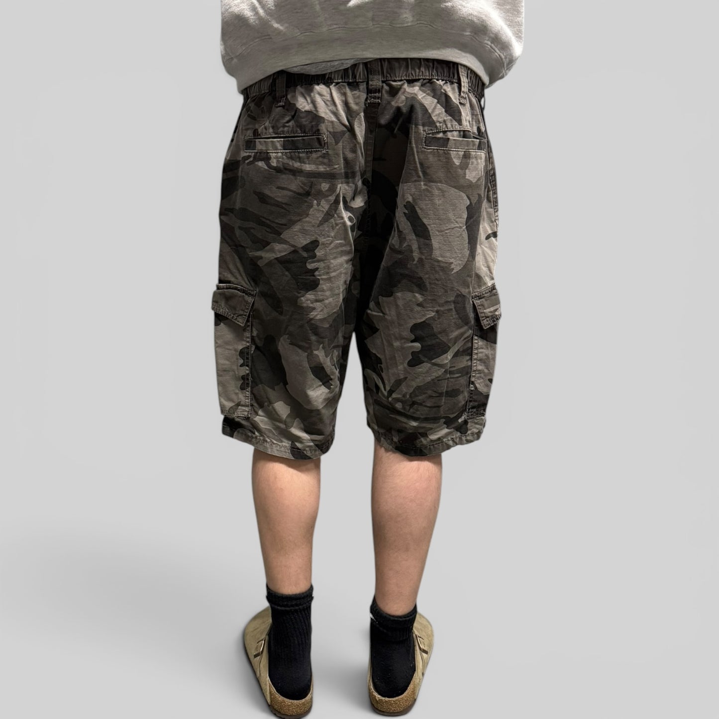 Wrangler camouflage baggy cargo shorts (W34)
