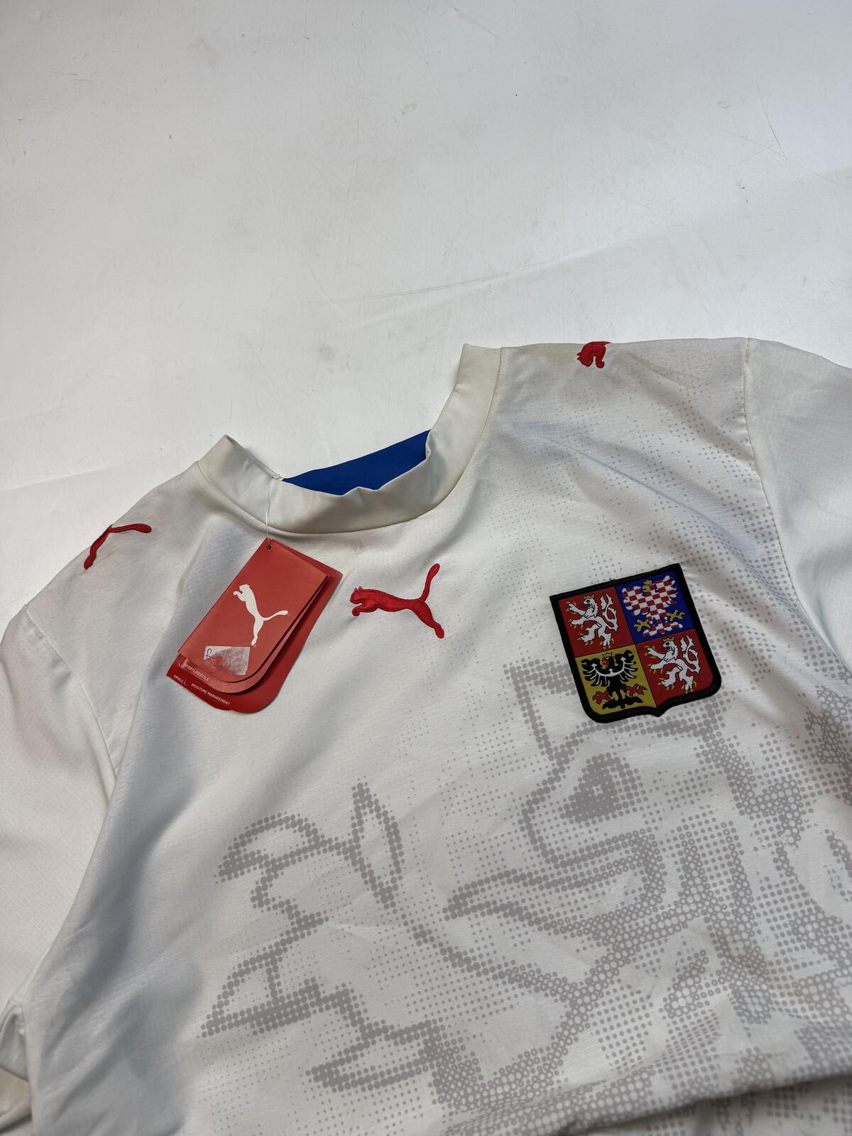 Vintage BNWT Czech Republic 2006-08 Puma away football shirt (S)