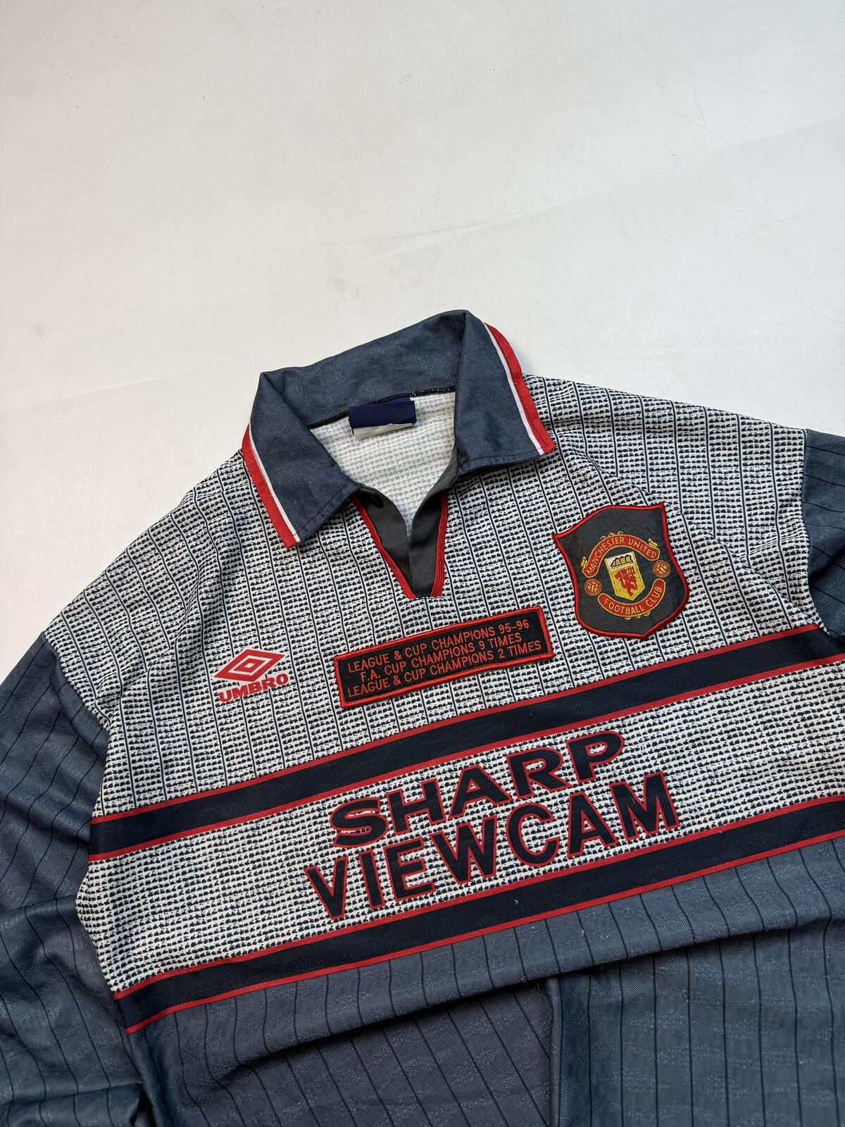 Vintage Manchester United 1995/96 Umbro away football shirt (L)