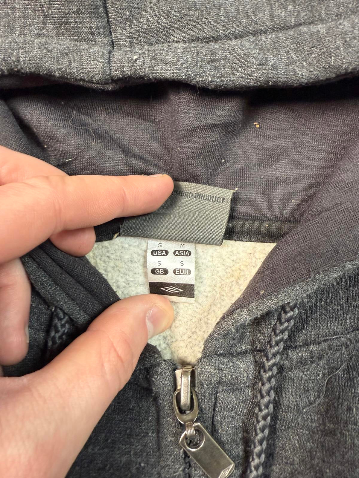 Vintage Umbro centre logo zip up hoodie (S)