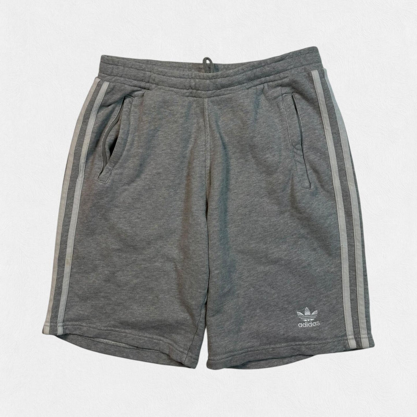 Vintage adidas originals baggy sweat shorts (M)