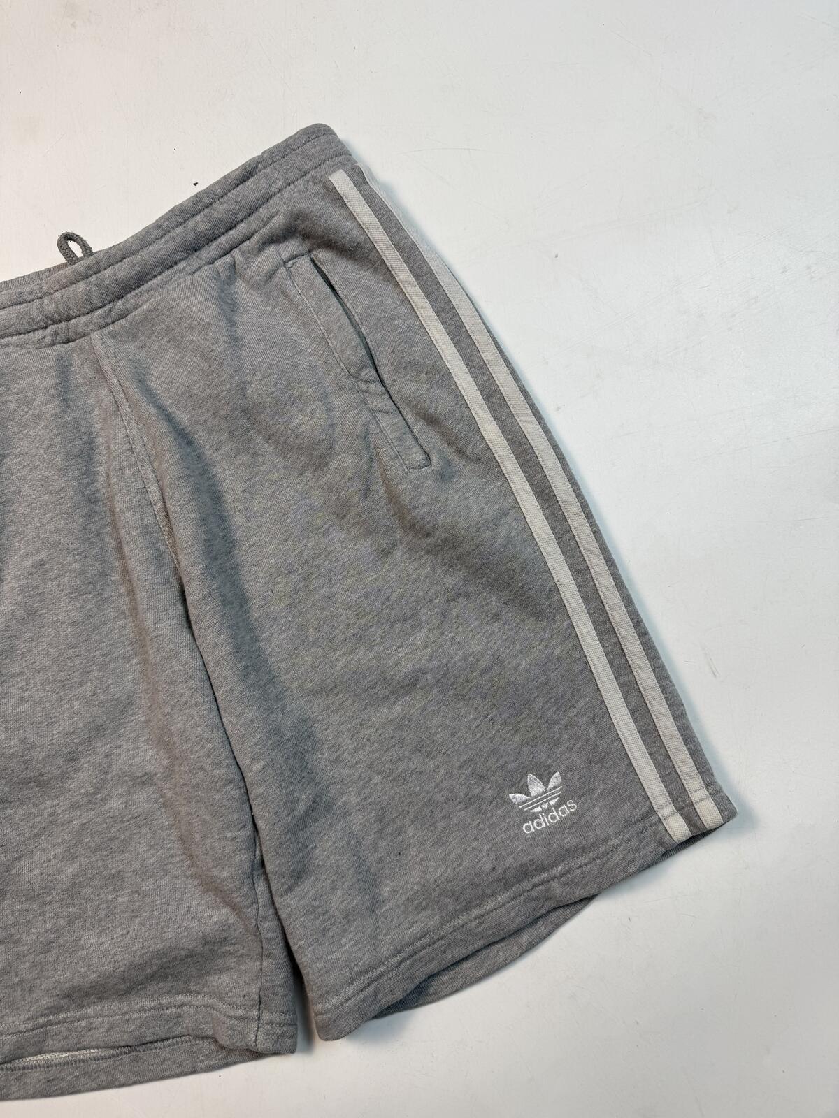 Vintage adidas originals baggy sweat shorts (M)