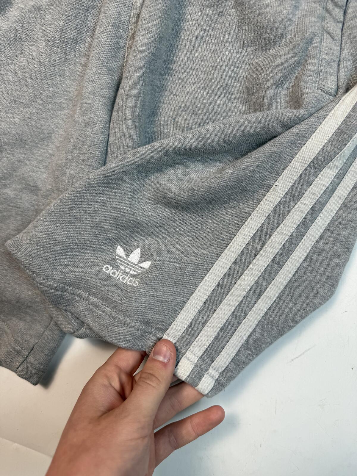 Vintage adidas originals baggy sweat shorts (M)