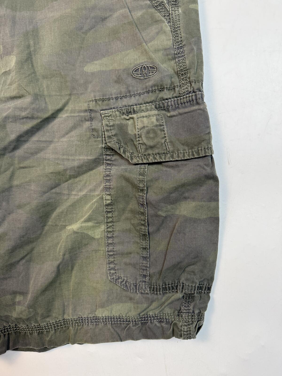 Vintage Y2K Animal camouflage baggy cargo shorts (W36)