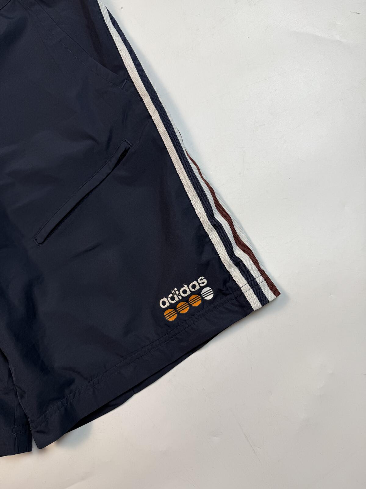 Vintage adidas baggy side stripe sport shorts (M)