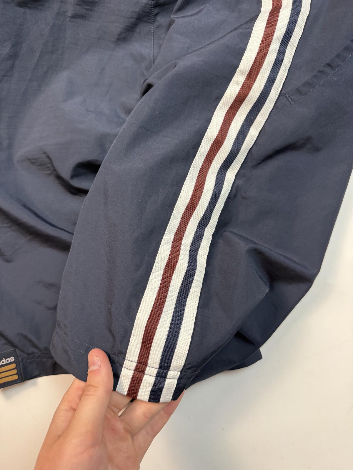 Vintage adidas baggy side stripe sport shorts (M)