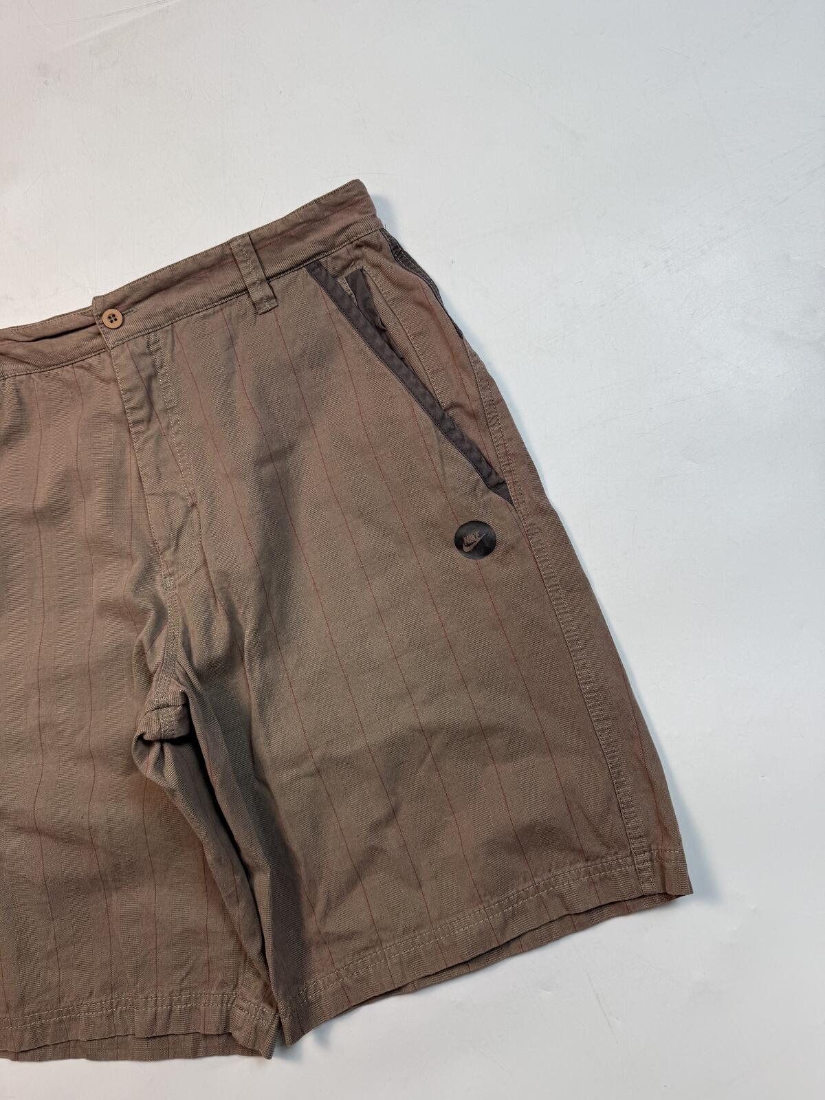 Vintage Y2K Nike checkered baggy shorts (M)