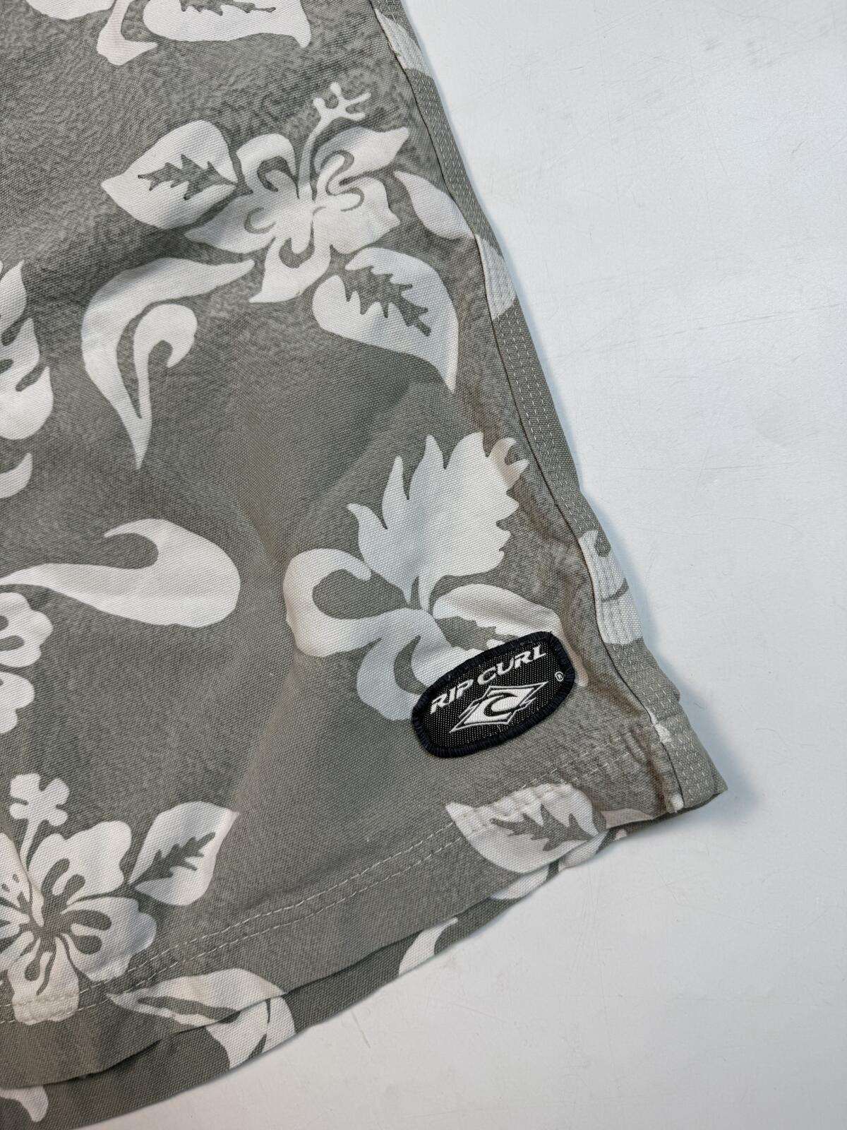 Vintage Y2K Ripcurl baggy floral shorts (W32)
