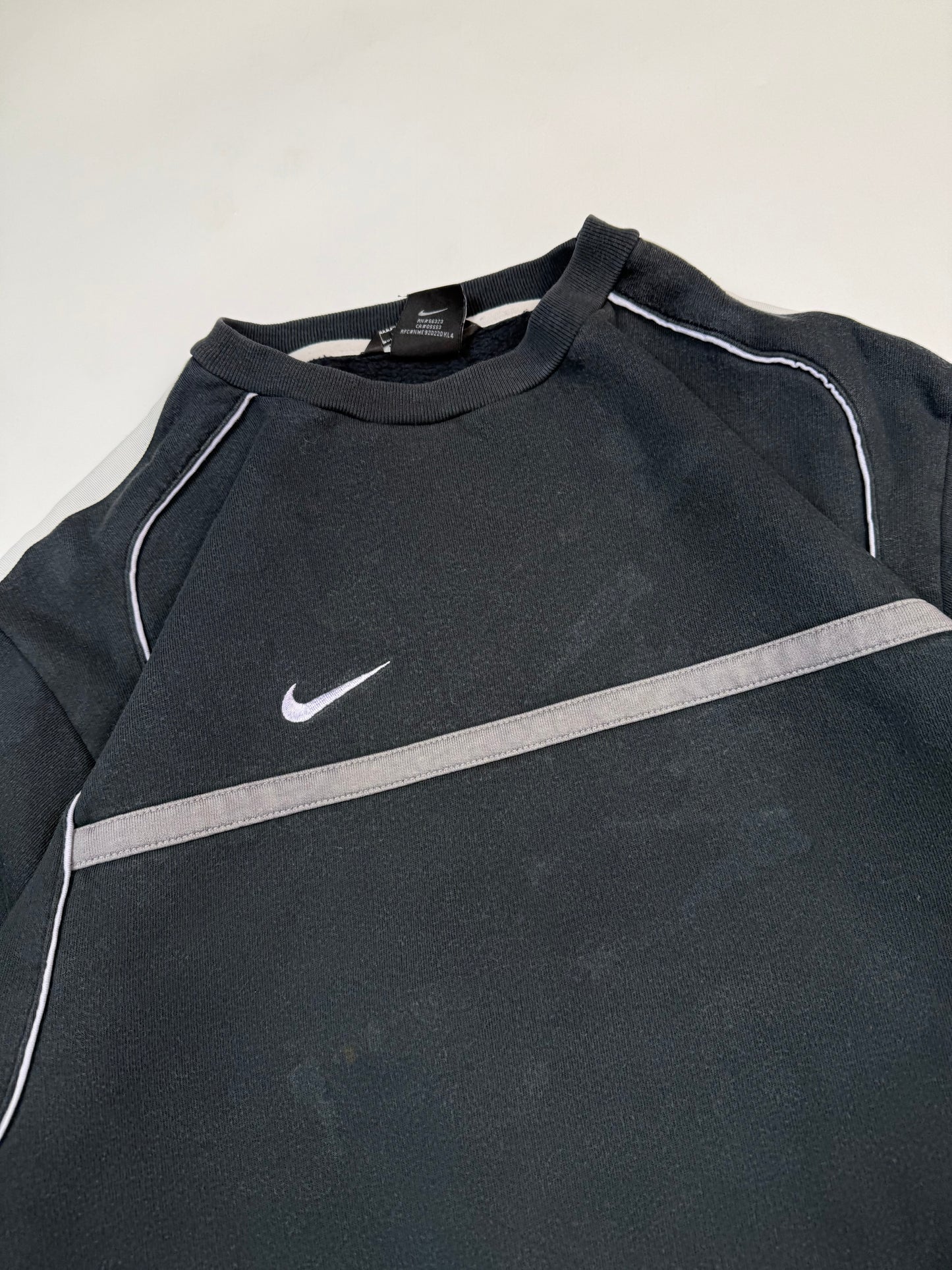 Vintage Nike shield mini swoosh sweatshirt (M)