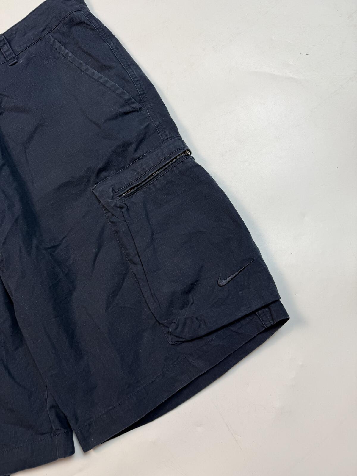 Vintage Nike baggy cargo shorts (W36)