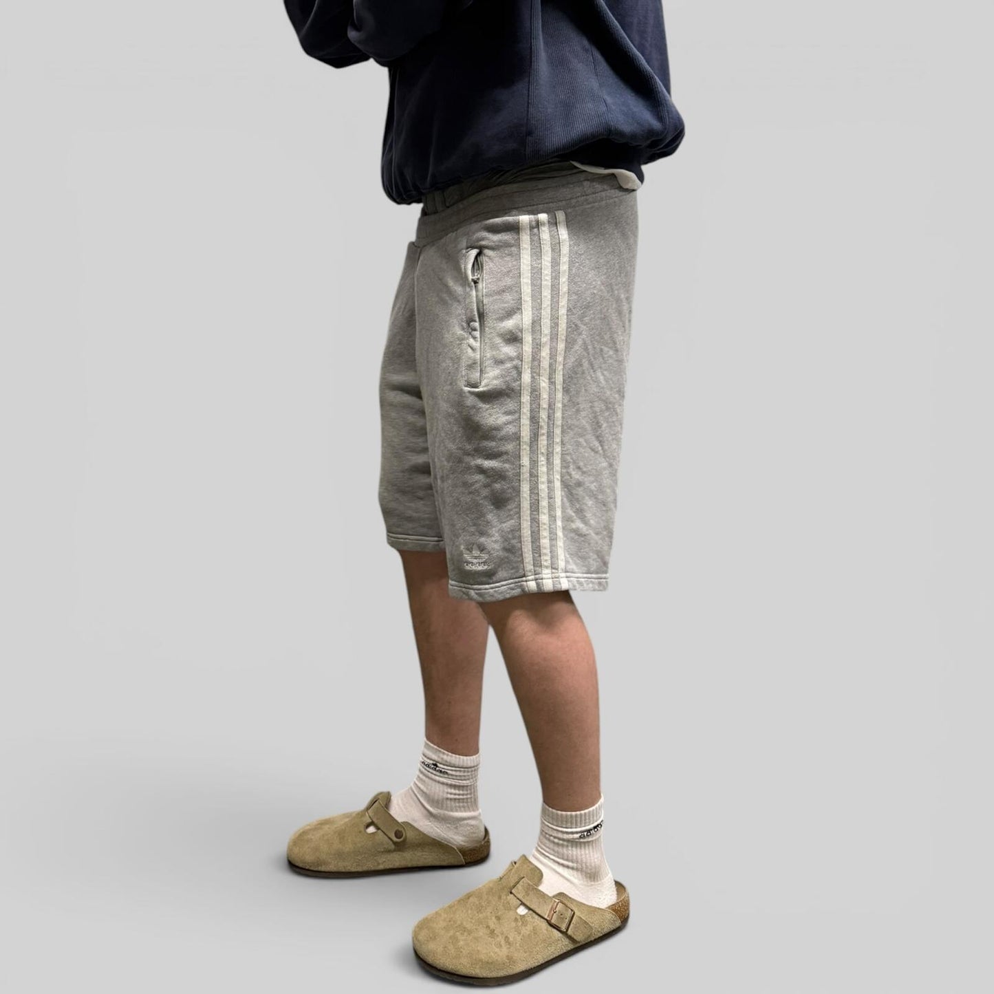 Vintage adidas originals baggy sweat shorts (M)