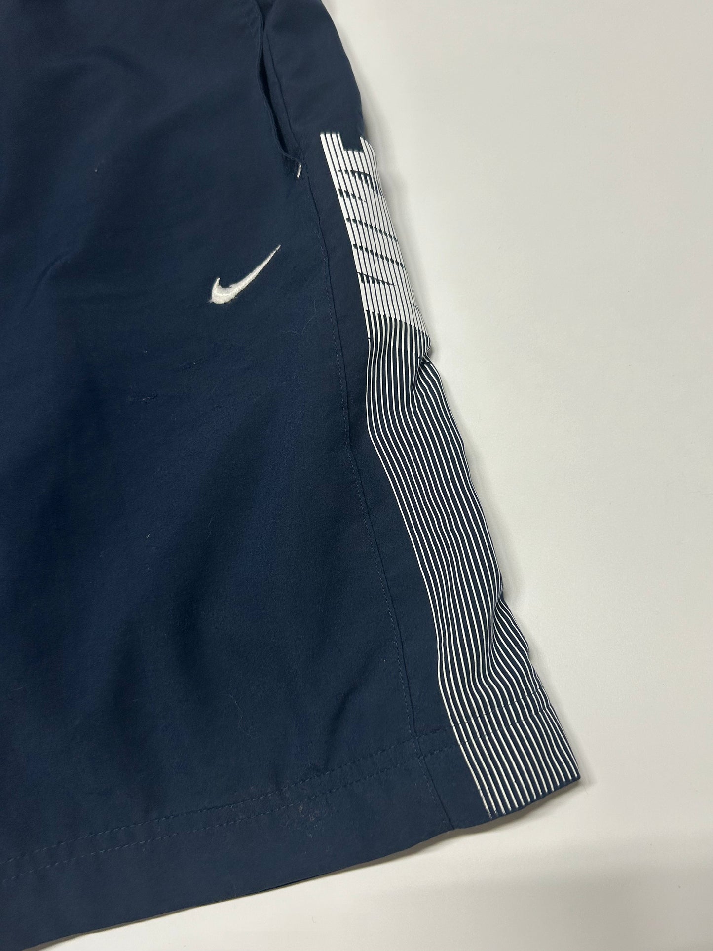 Vintage Nike spell out shorts (M)
