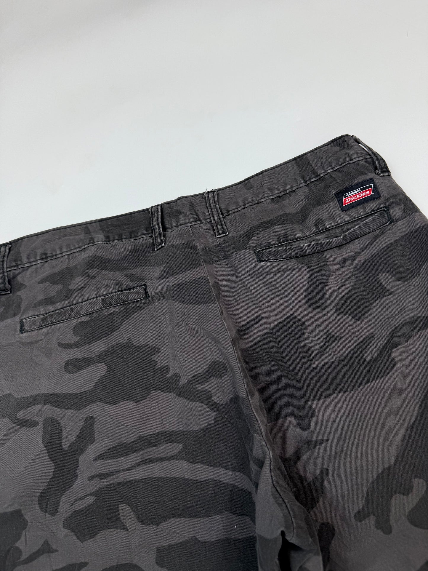 Vintage Dickies camouflage baggy work shorts (W32)