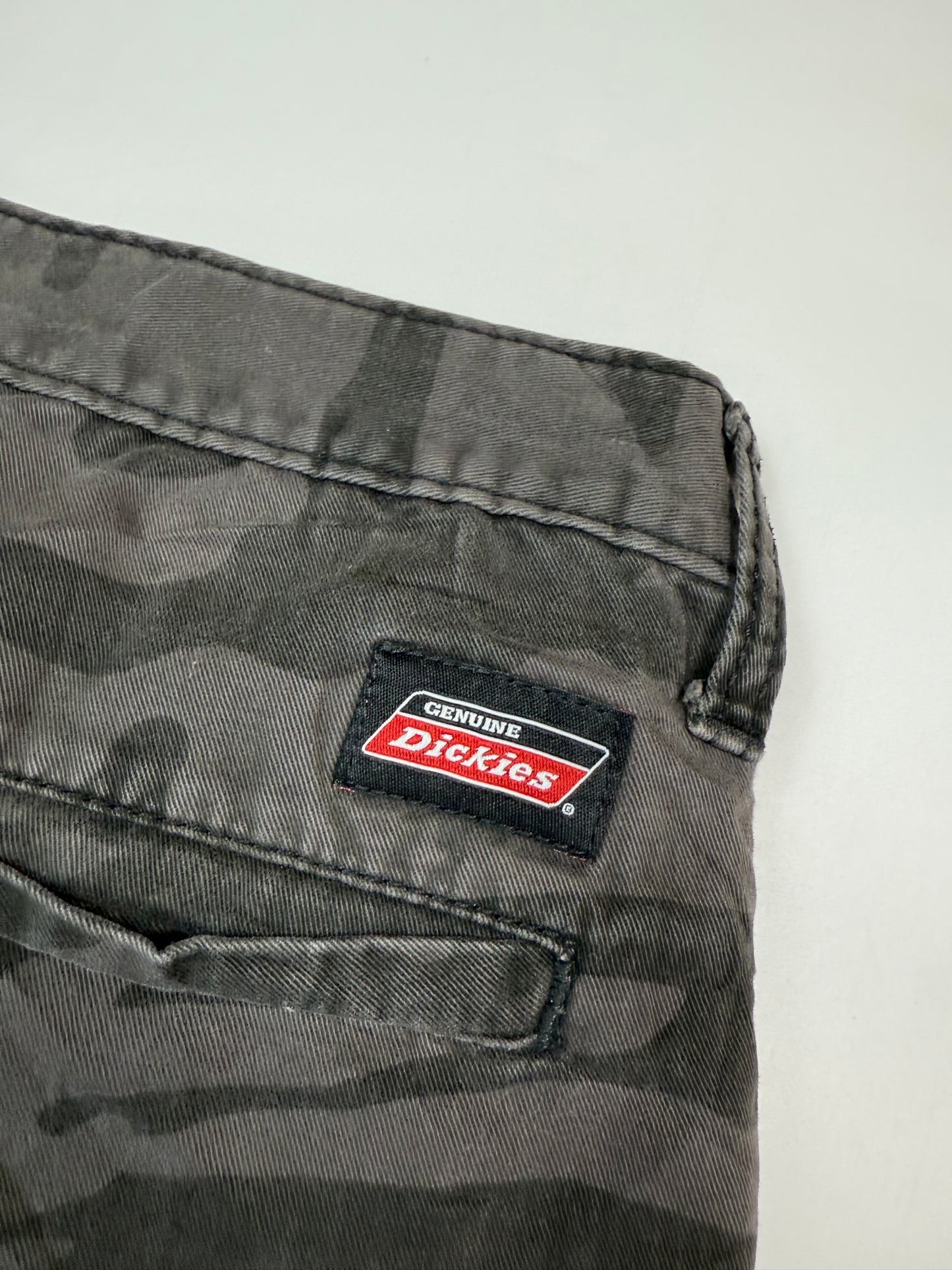 Vintage Dickies camouflage baggy work shorts (W32)