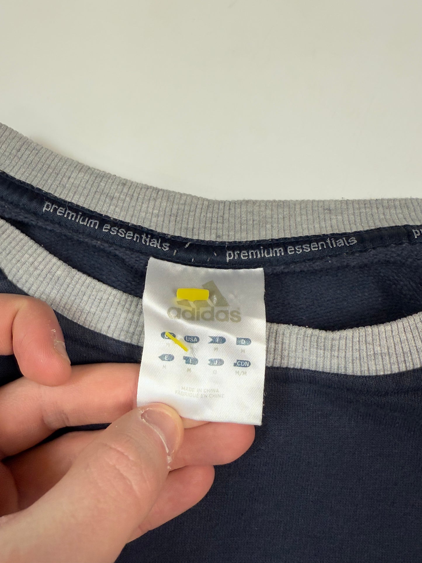 Vintage Adidas small logo sweatshirt (M)