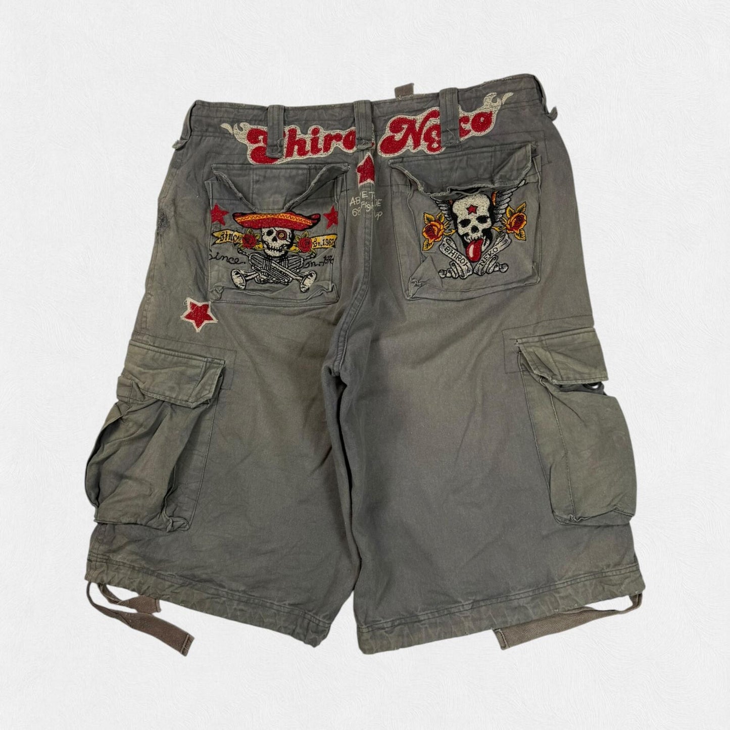 Vintage Y2K Japanese baggy hip hop cargo shorts (W34)
