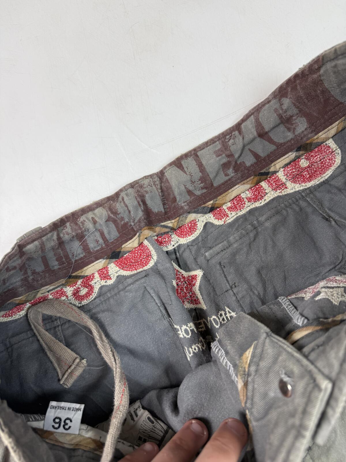 Vintage Y2K Japanese baggy hip hop cargo shorts (W34)