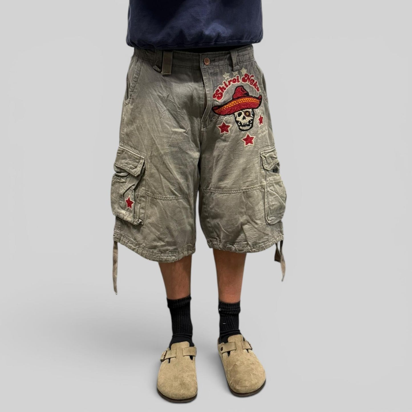 Vintage Y2K Japanese baggy hip hop cargo shorts (W34)