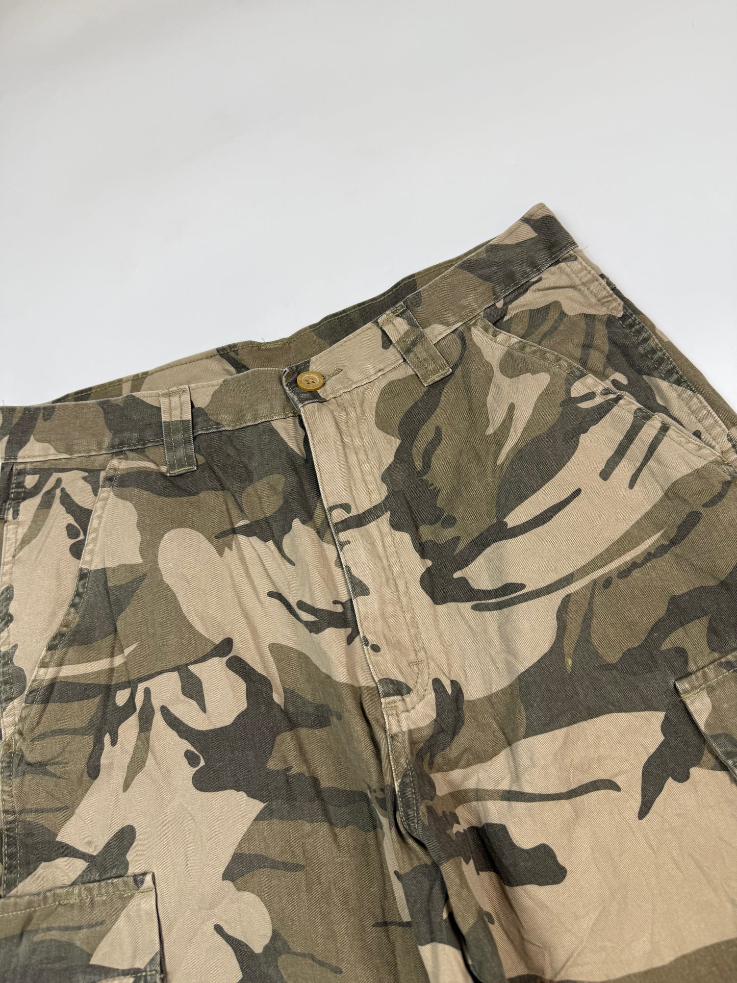 Vintage Wrangler camouflage baggy cargo shorts (W33)