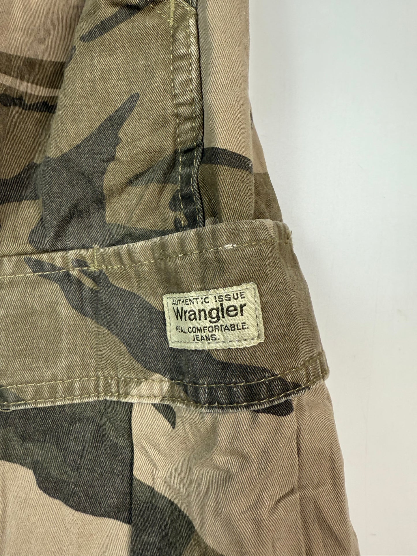 Vintage Wrangler camouflage baggy cargo shorts (W33)