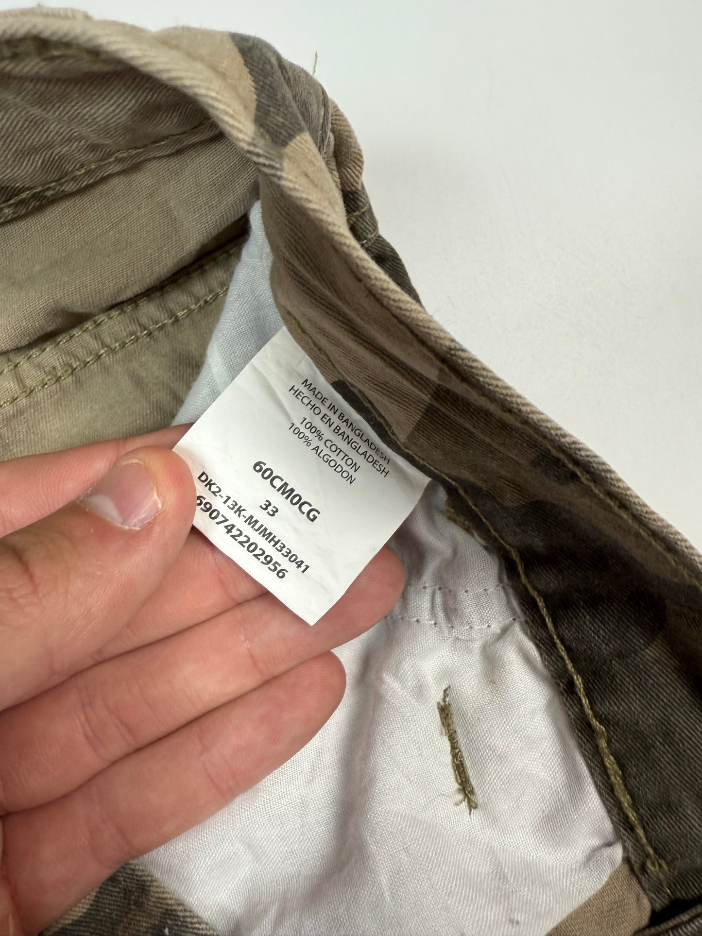 Vintage Wrangler camouflage baggy cargo shorts (W33)