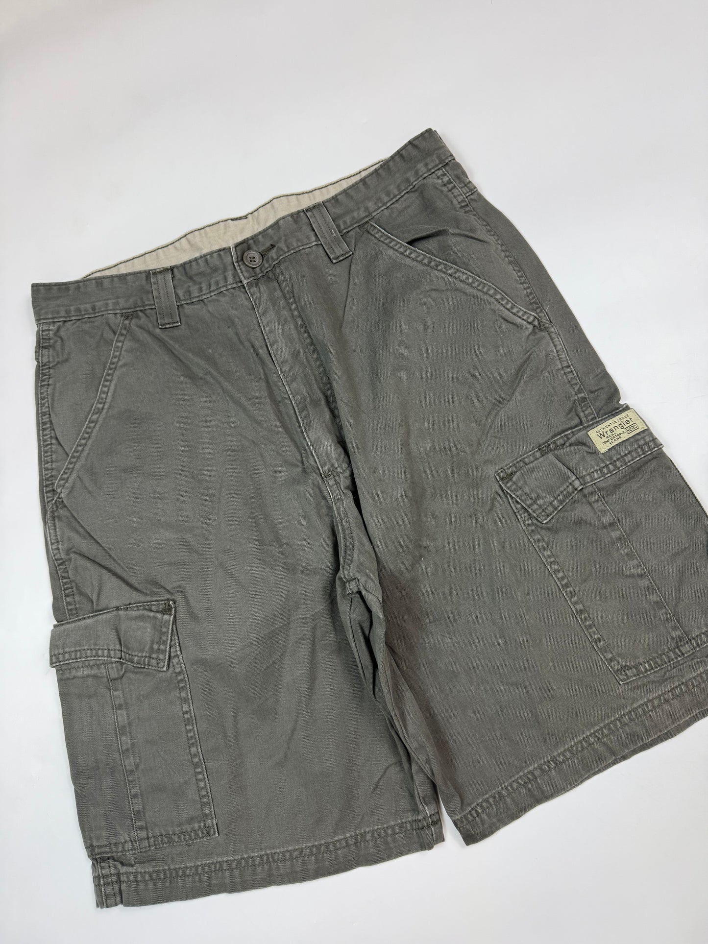 Vintage Wrangler baggy cargo shorts (W32)