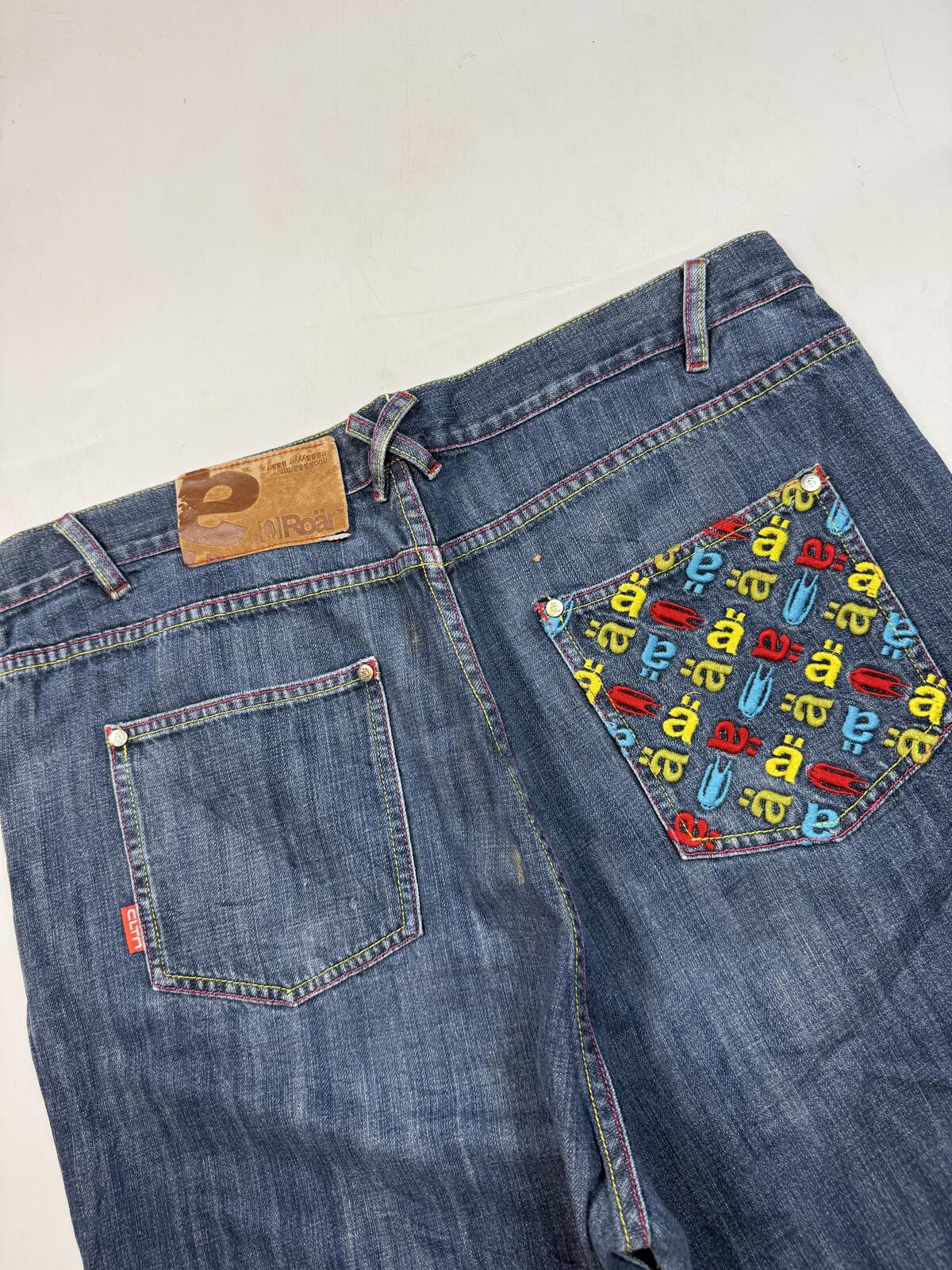 Vintage Y2K embroidered baggy hip hop denim shorts (W38)