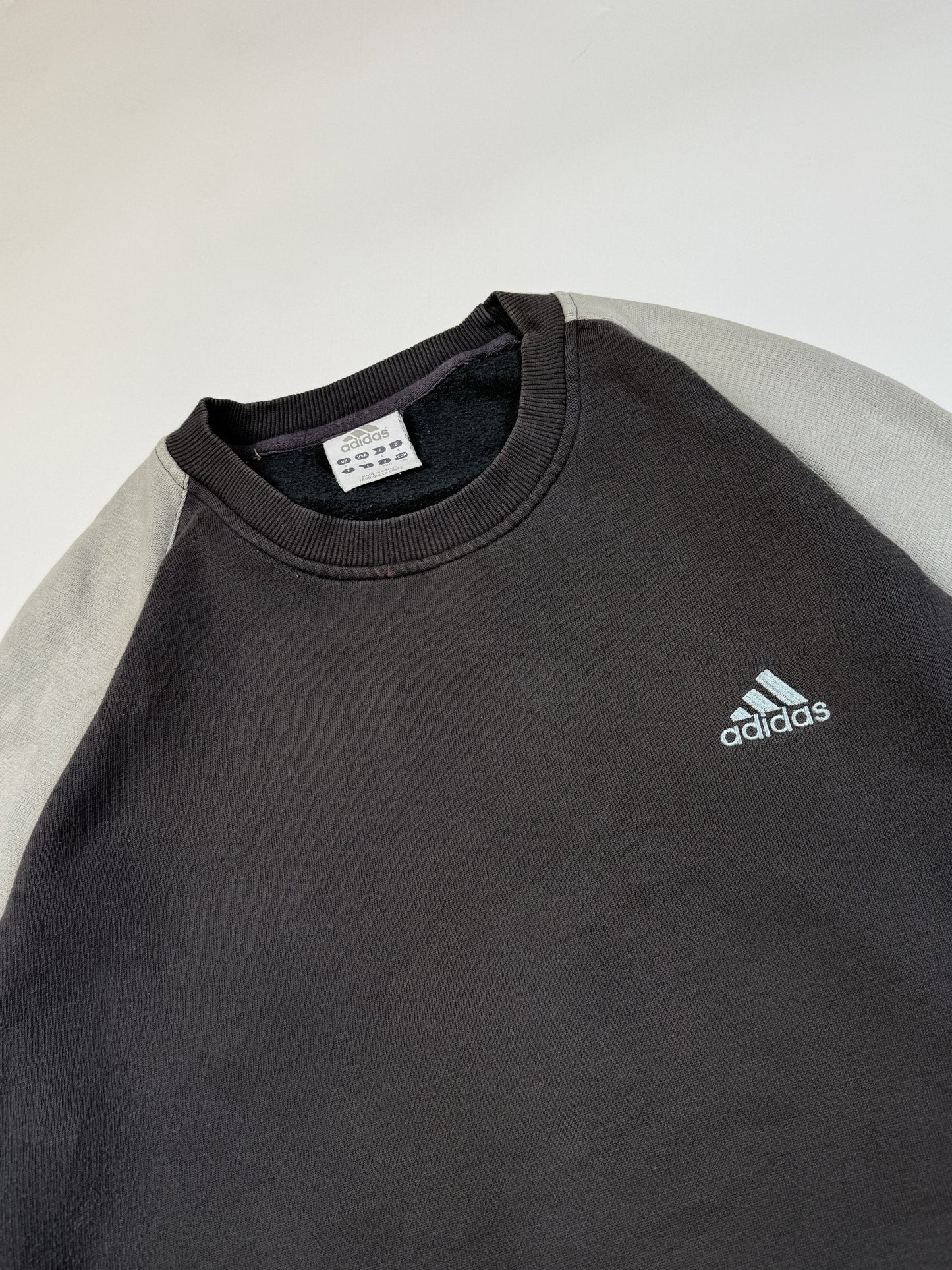 Vintage Adidas small logo sweatshirt (L)