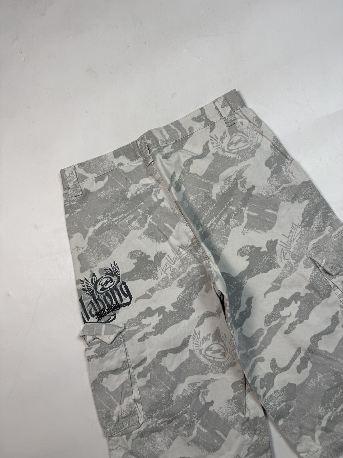 Vintage Y2K Billabong baggy camouflage hip hop cargo shorts (W30)