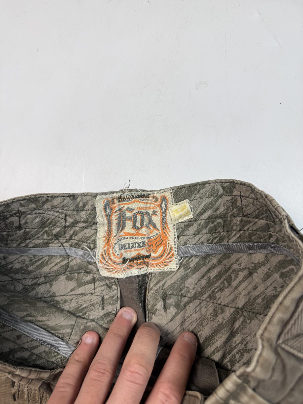 Vintage Y2K baggy hip hop cargo shorts (W30)