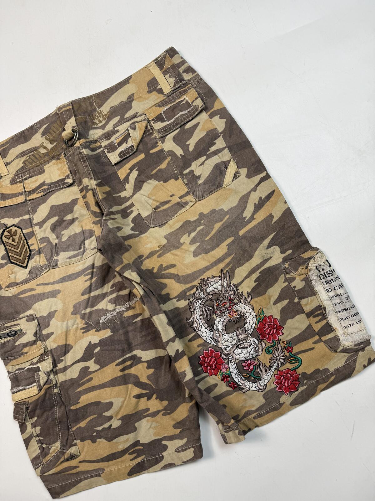 Vintage Y2K Japanese baggy camouflage hip hop cargo shorts (W30)