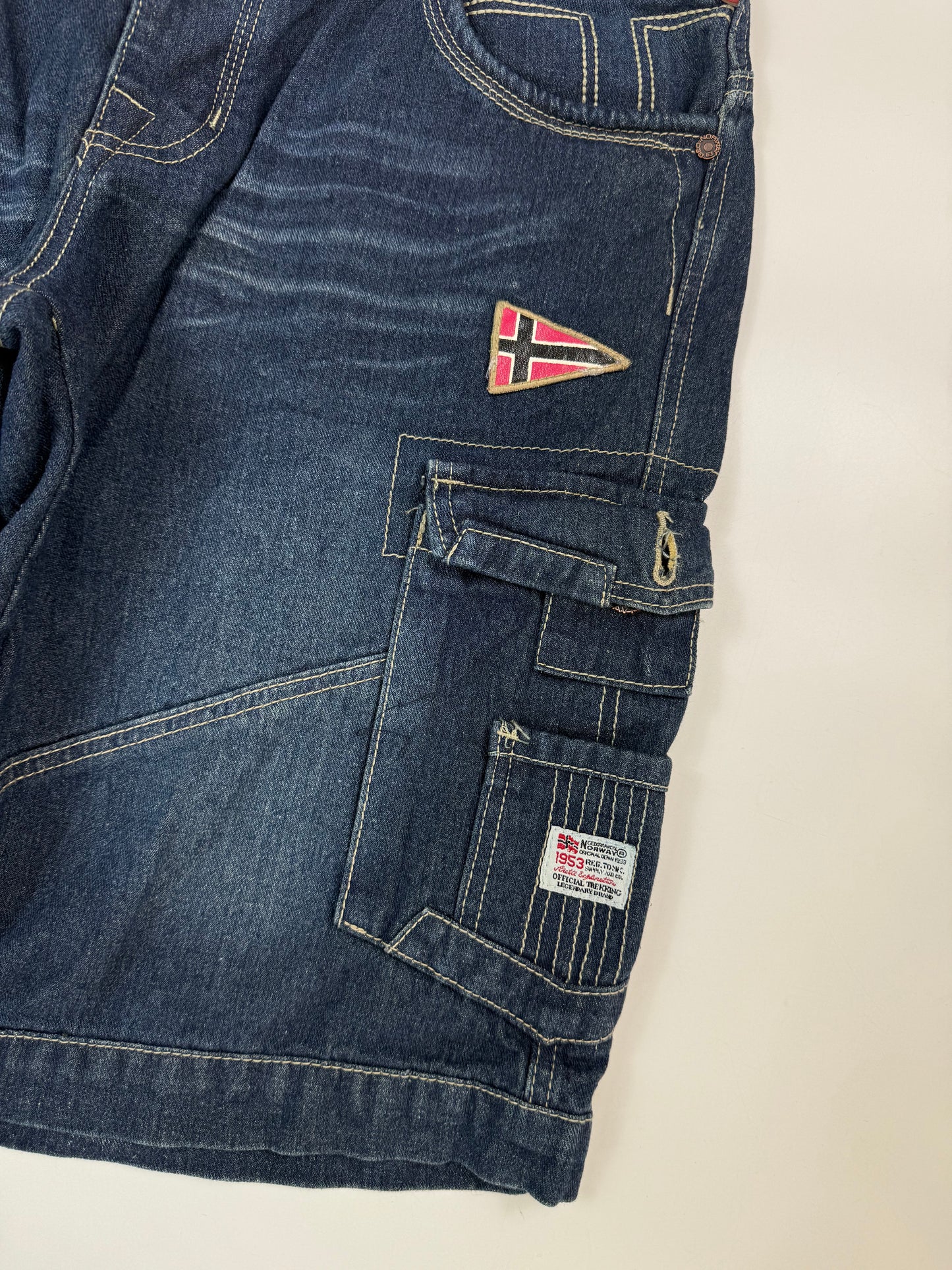 Vintage Norway baggy cargo jorts (W36)