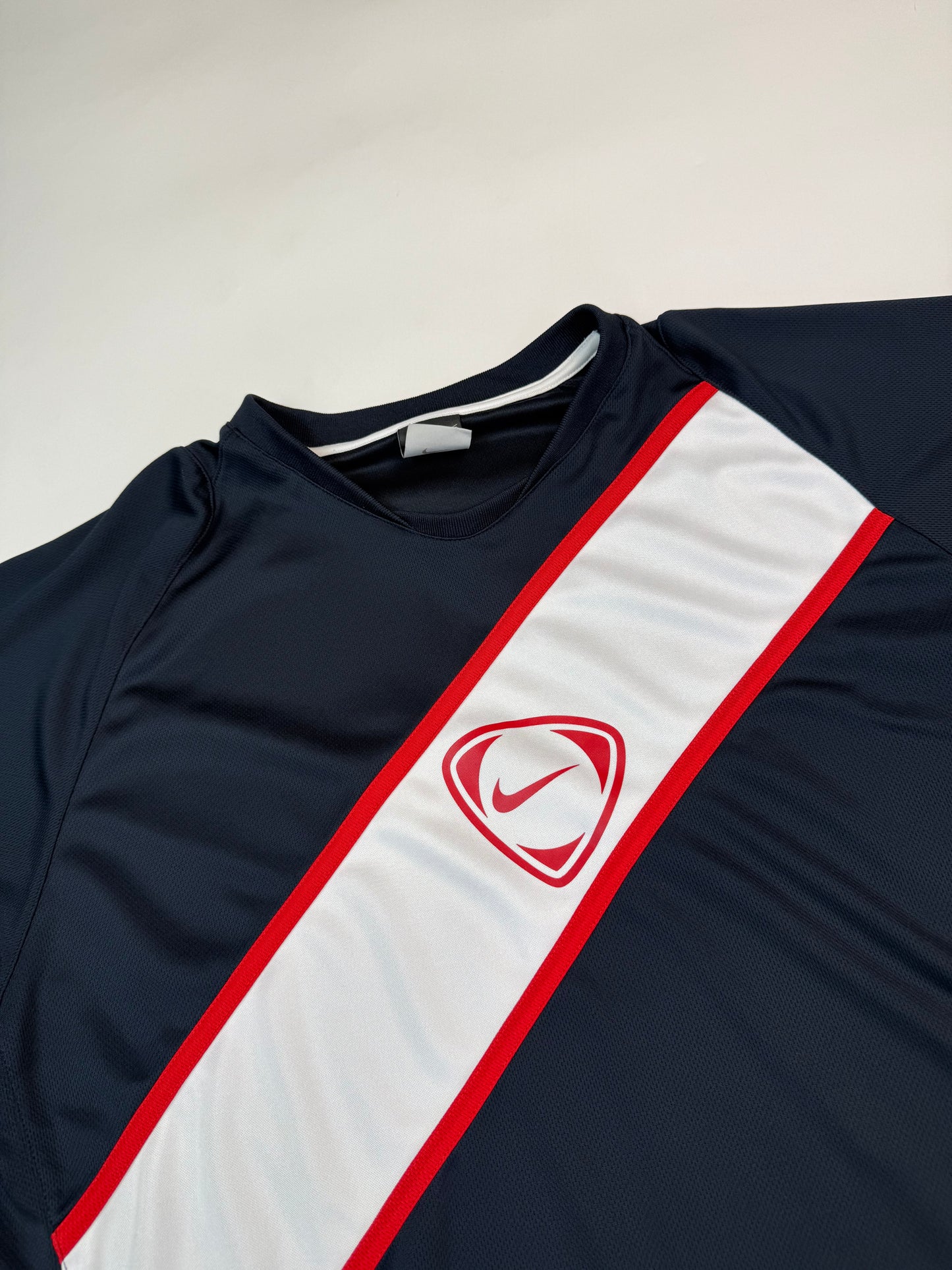 Vintage Nike shield football centre logo tee (XL)