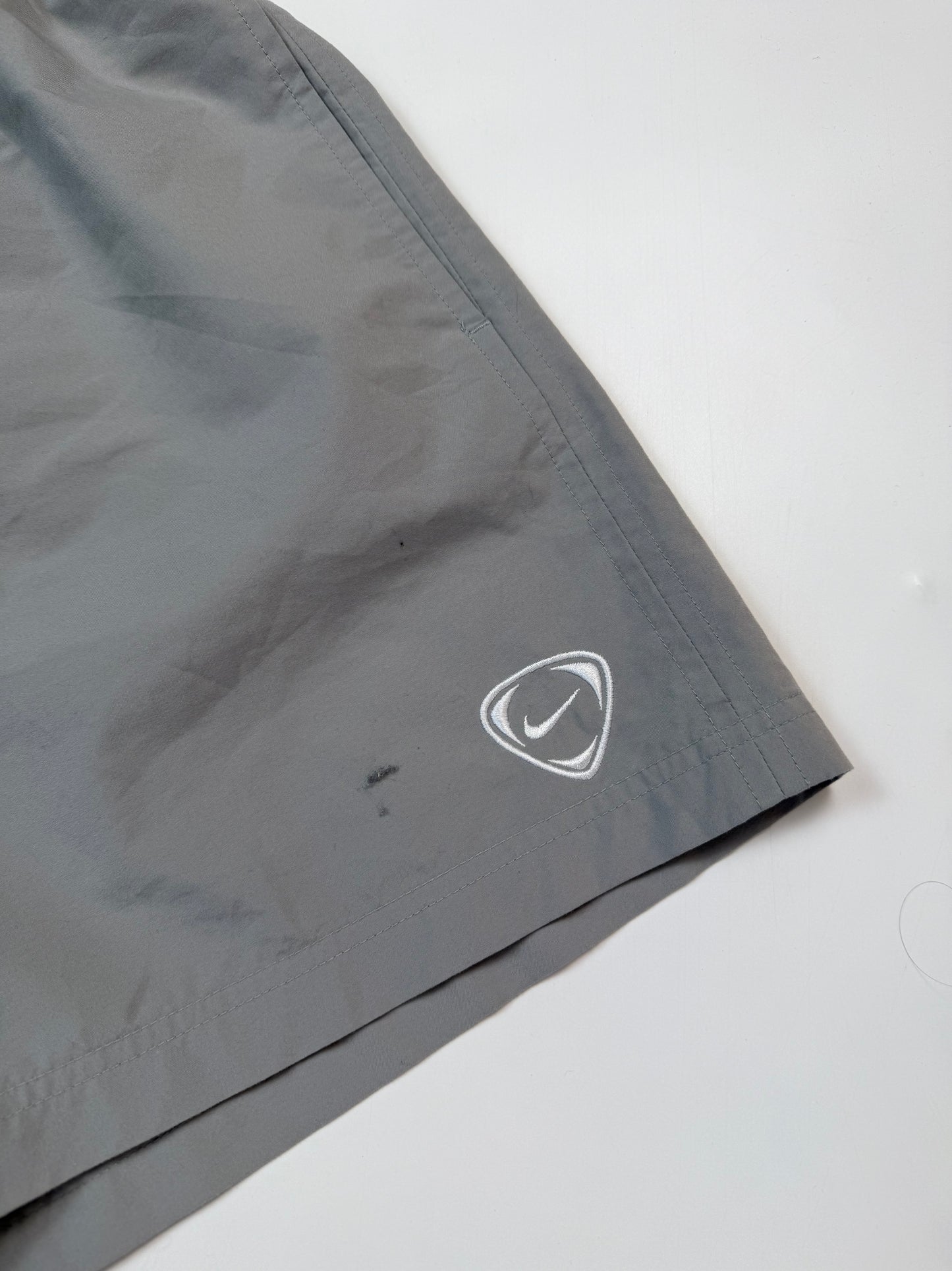 Vintage Nike shield shorts (L)
